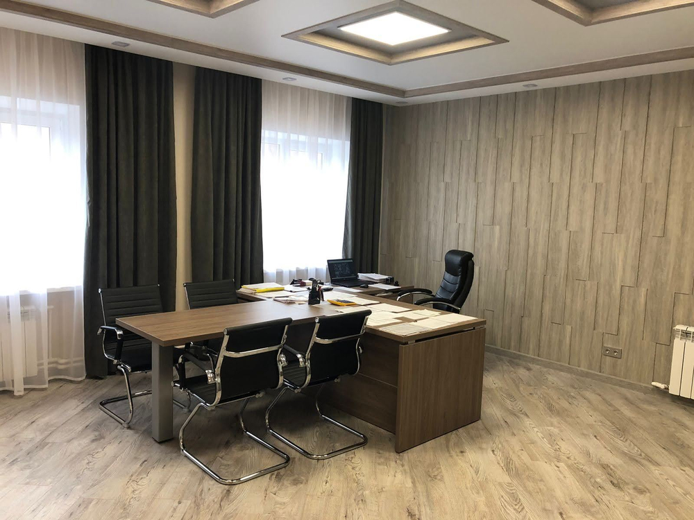 Стол руководителя с опорной тумбой YALTA