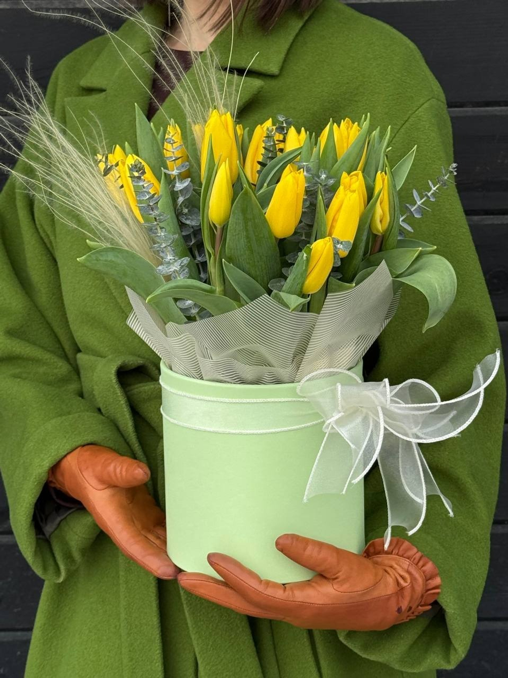 Композиция из тюльпанов в шляпной коробке