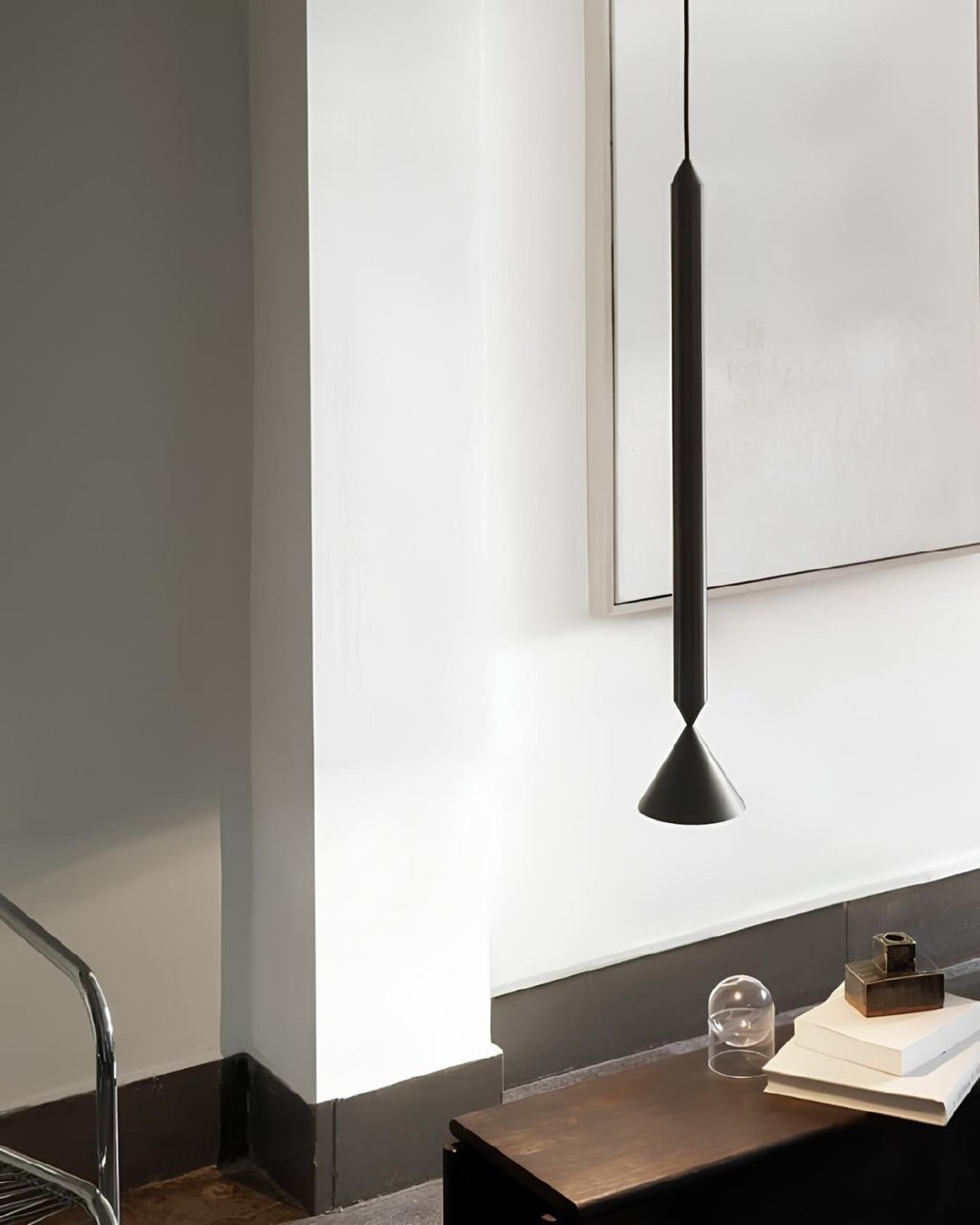 Современный лаконичный светильник с вытянутой чёрной формой.