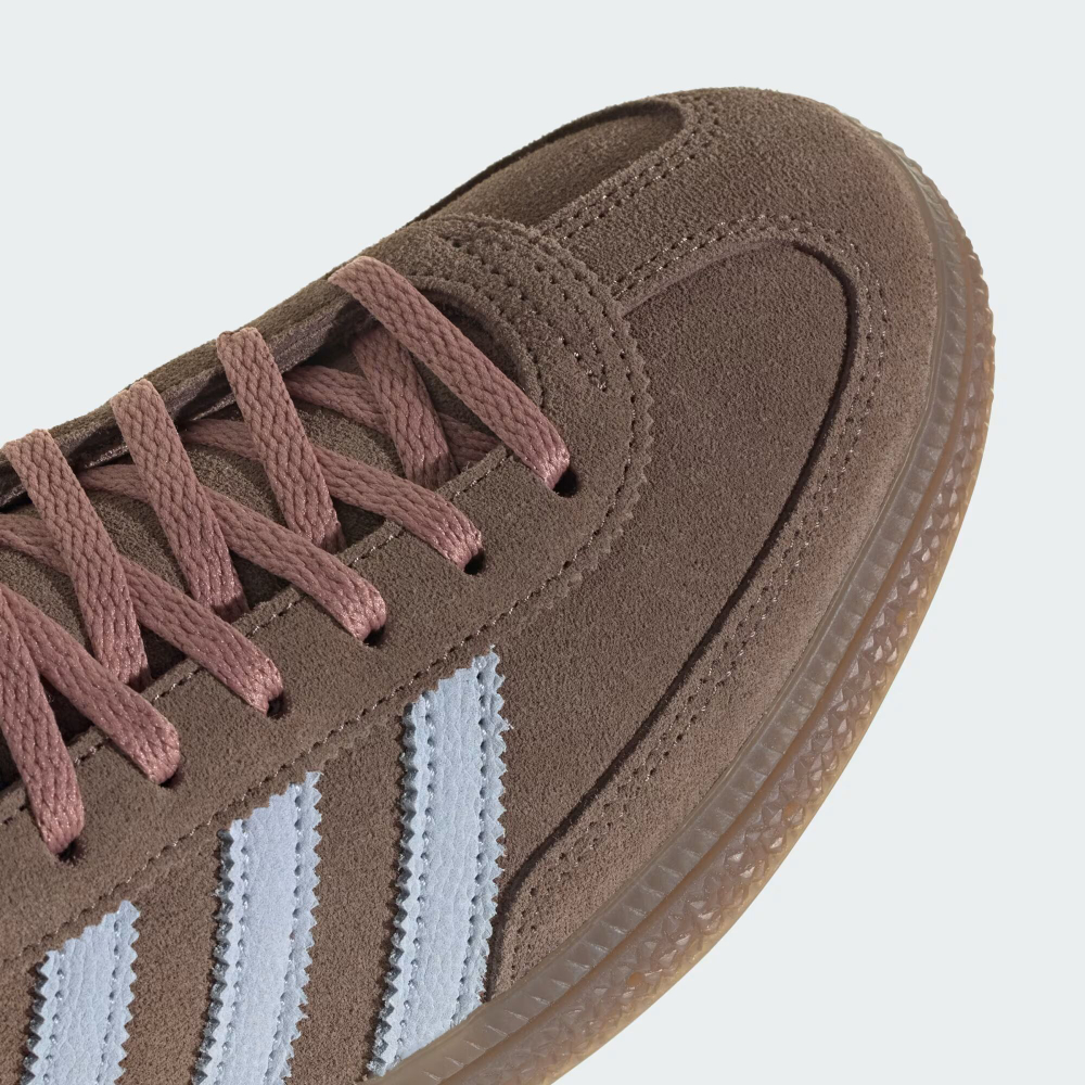 СПЕЦИАЛЬНАЯ СЕРИЯ ДЛЯ ГАНДБОЛА: КРОССОВКИ С РИСУНКОМ «ЖИРАФ» - ADIDAS
