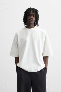 ZARA ТОЛСТОВКА С ЭФФЕКТОМ ПОТЕРТОСТИ С НАДПИСЬЮ, ЖЕЛТОВАТО-БЕЛЫЙ