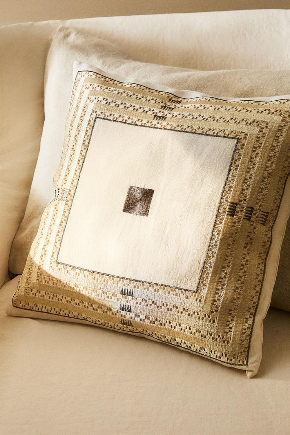 ZARA HOME ЧЕХОЛ ДЛЯ ДЕКОРАТИВНОЙ ПОДУШКИ С ЗОЛОТИСТОЙ ВЫШИВКОЙ, СВЕТЛО-БЕЖЕВЫЙ