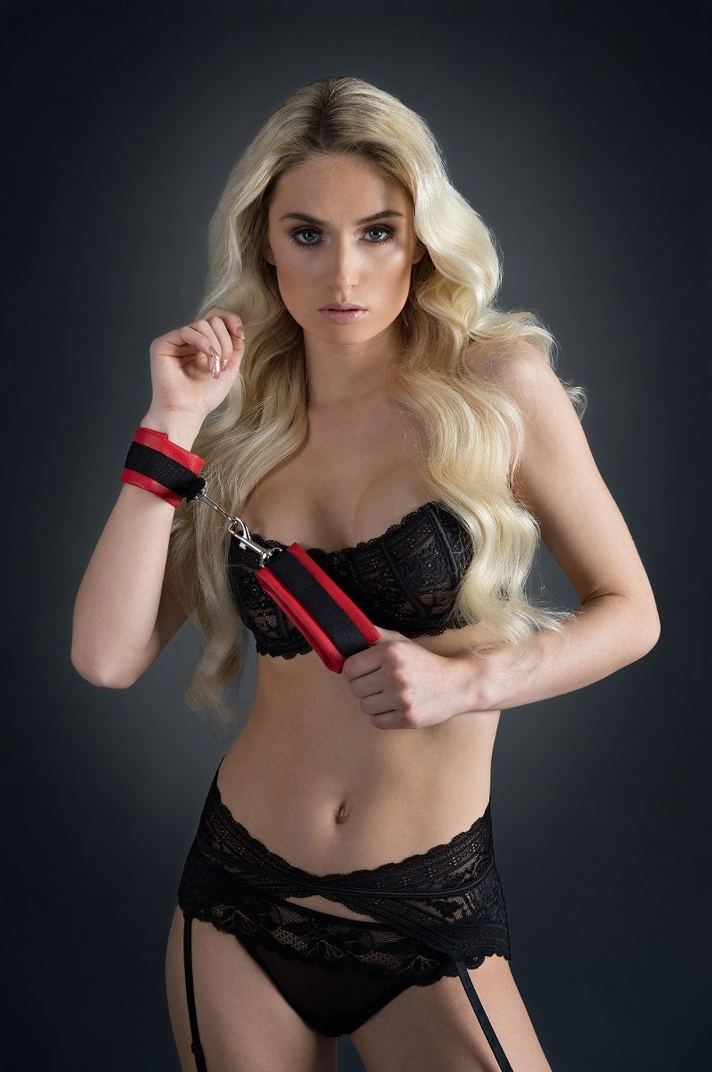 Красно-чёрные полиуретановые наручники Luxurious Handcuffs (Цвет: красный с черным)