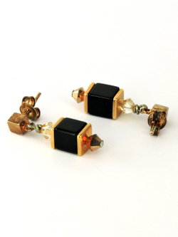 4752/21-1013 Coeur de Lion серьги-пуссеты Beige-Black. Очень симпатичные пуссеты (“гвоздики”) необычной формы в золотисто-черных тонах.