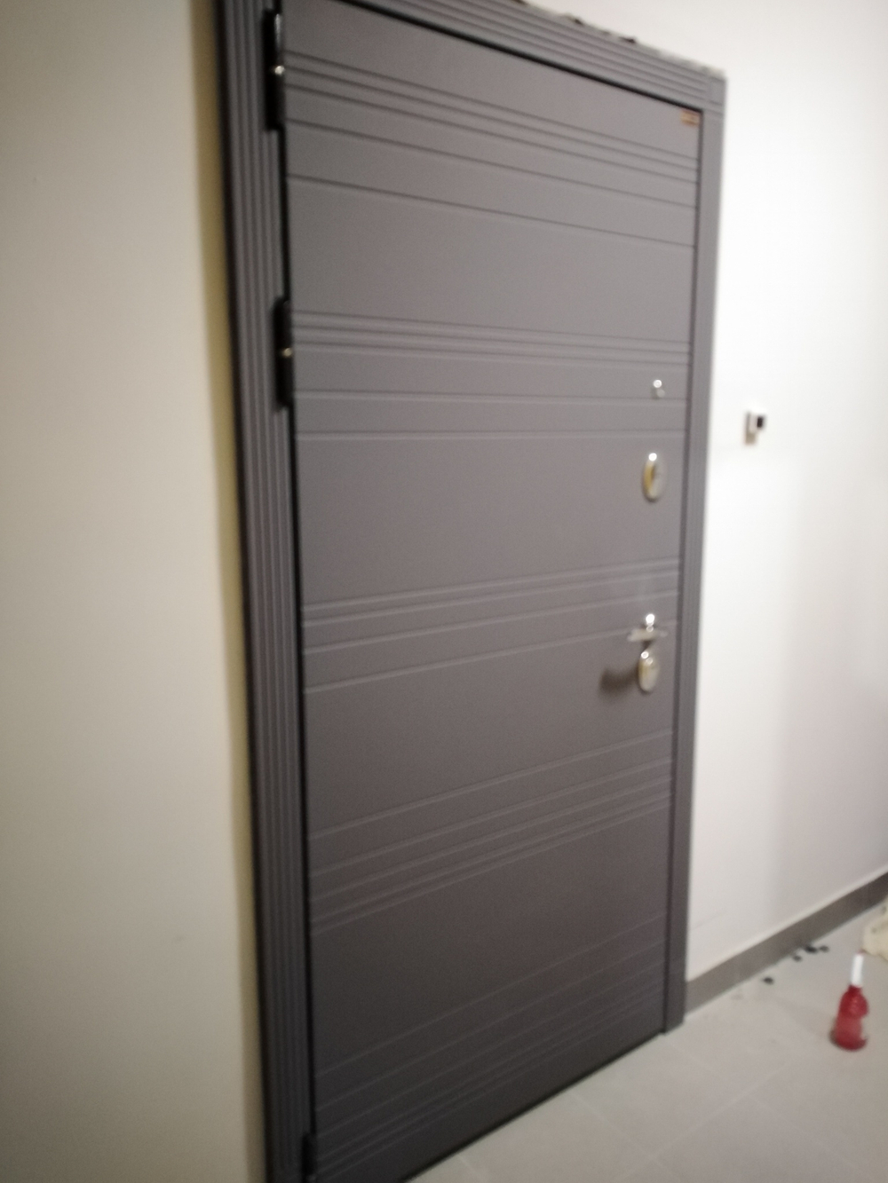 Входная дверь  Лекс Сенатор 3К с шумоизоляцией Софт Графит / №82 Бетон серый (темный) молдинги хром