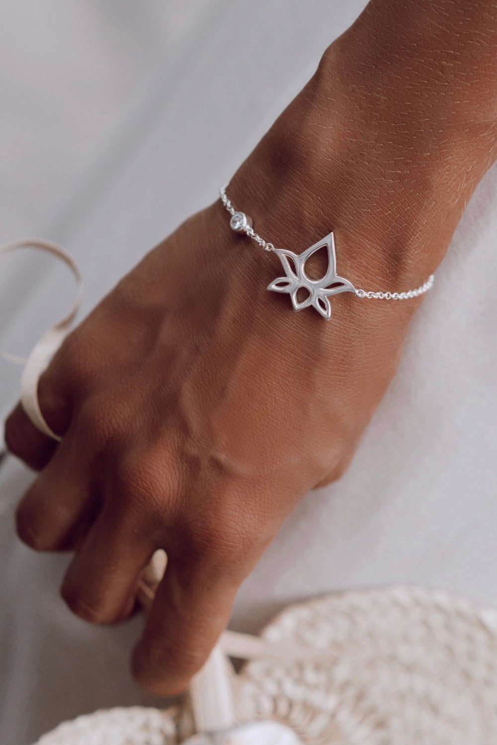 Браслет «Лотос» с белым цирконом