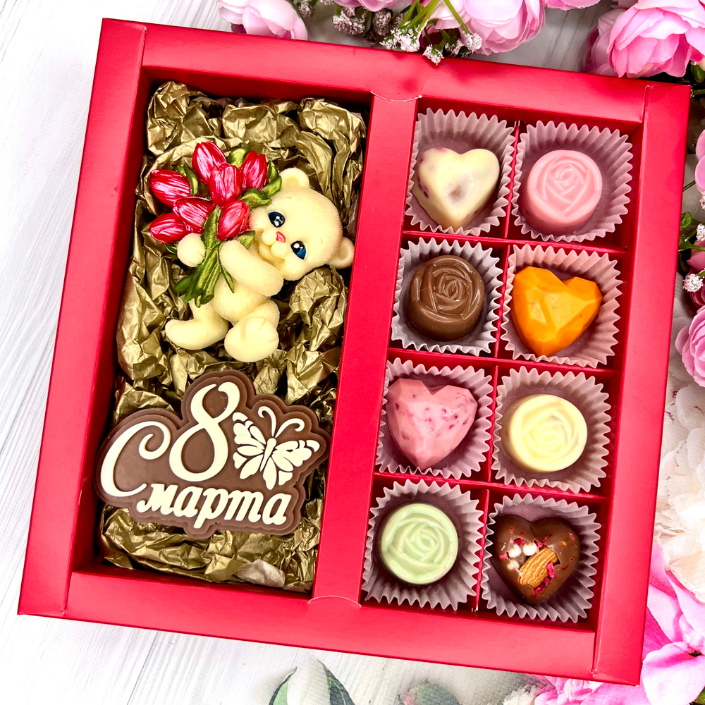 Шоколадный набор "С 8 марта. Мишка с тюльпанами": шоколадка-надпись, фигурка и 8 конфеты ручной работы