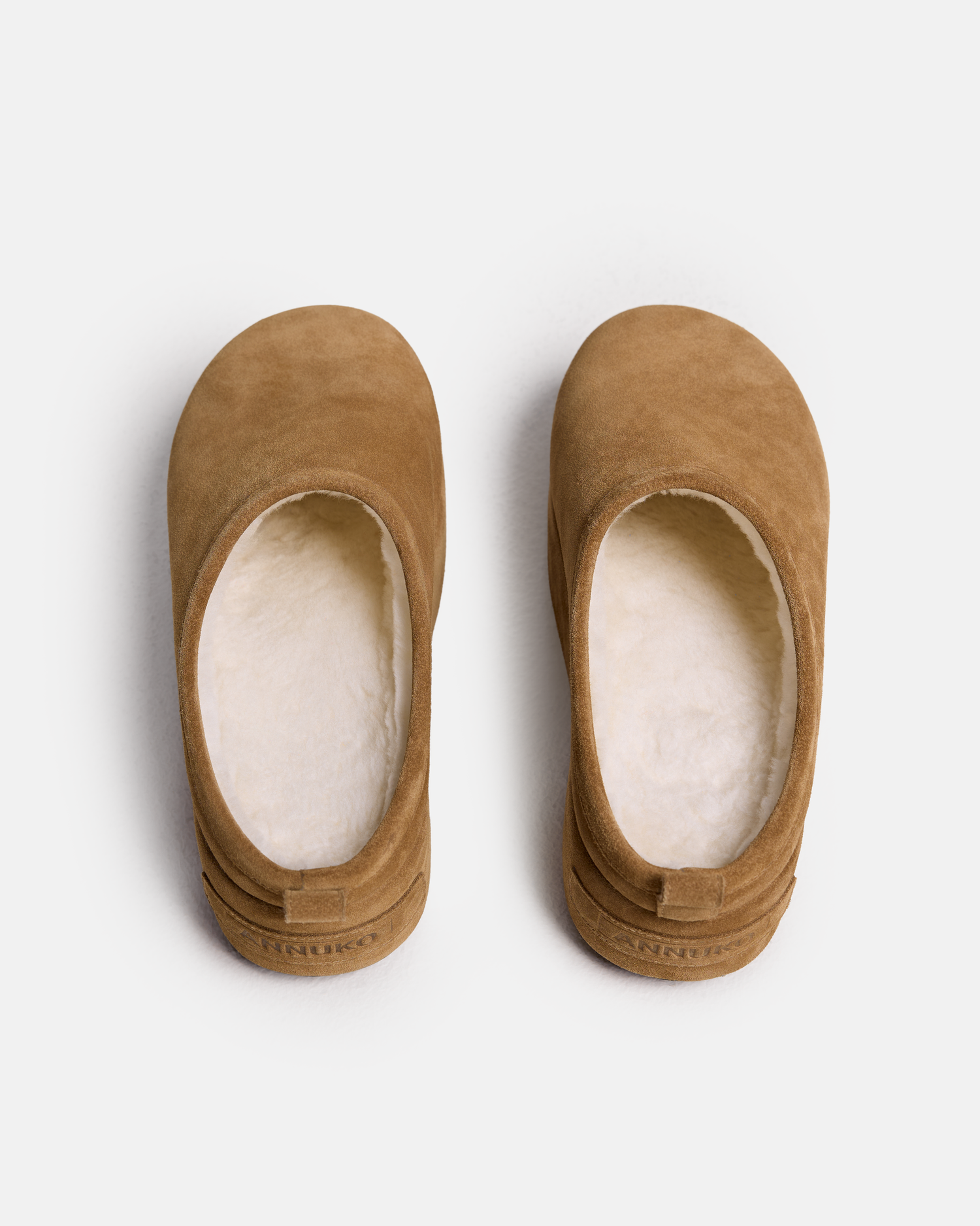 УГГИ НА ПЛАТФОРМЕ