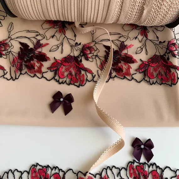 Вышивка на сетке бежевая/слива (левая) 14 см