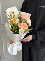 Букет из кустовых пионовидных роз, диантусов и нарциссов и хризантемы