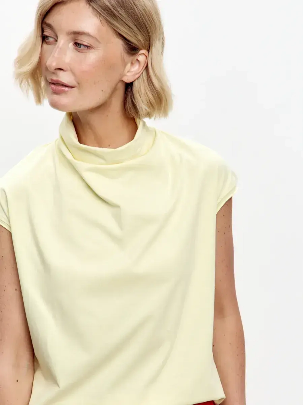 Футболка дизайнерская с цельнокроеным воротником