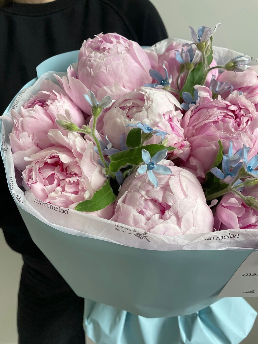 Букет 13шт пионов с незабудками в оформлении