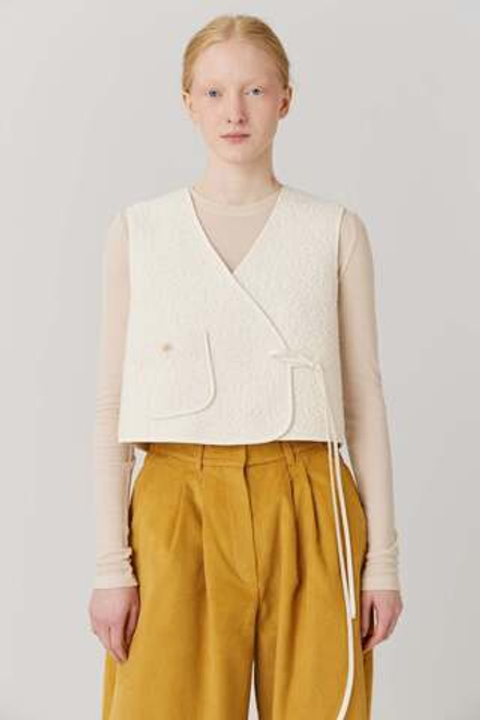 Жилет на двух завязках из молочного букле