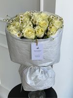 Авторский букет из 25 роз с ромашкой