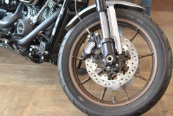 Low Rider S 114 (FXLRS), Softail Harley-Davidson 2020 Barracuda Silver