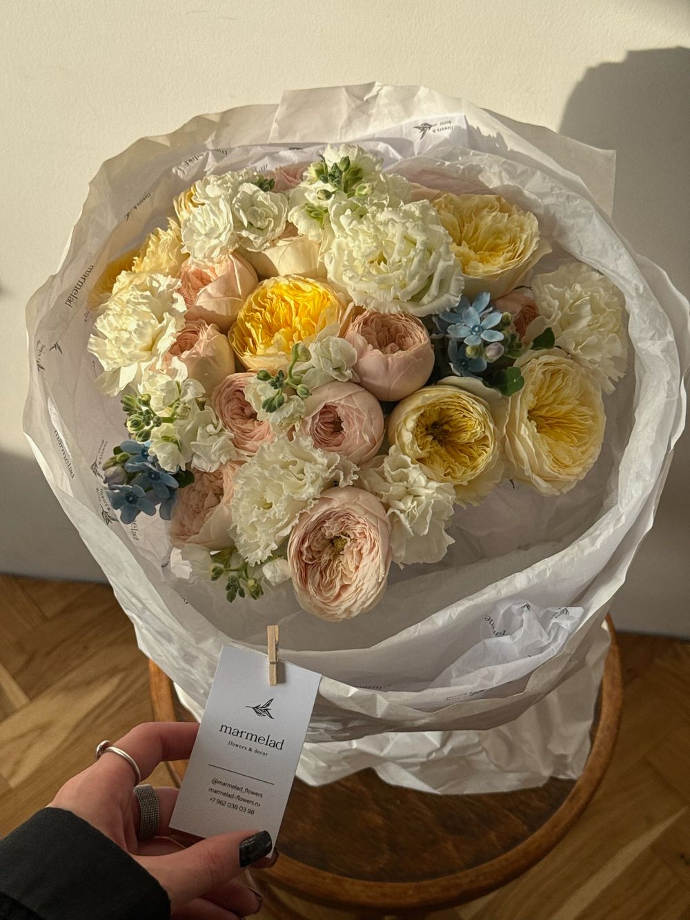 Букет из кустовых пионовидных роз, оксипеталума, лизиантуса и диантусов