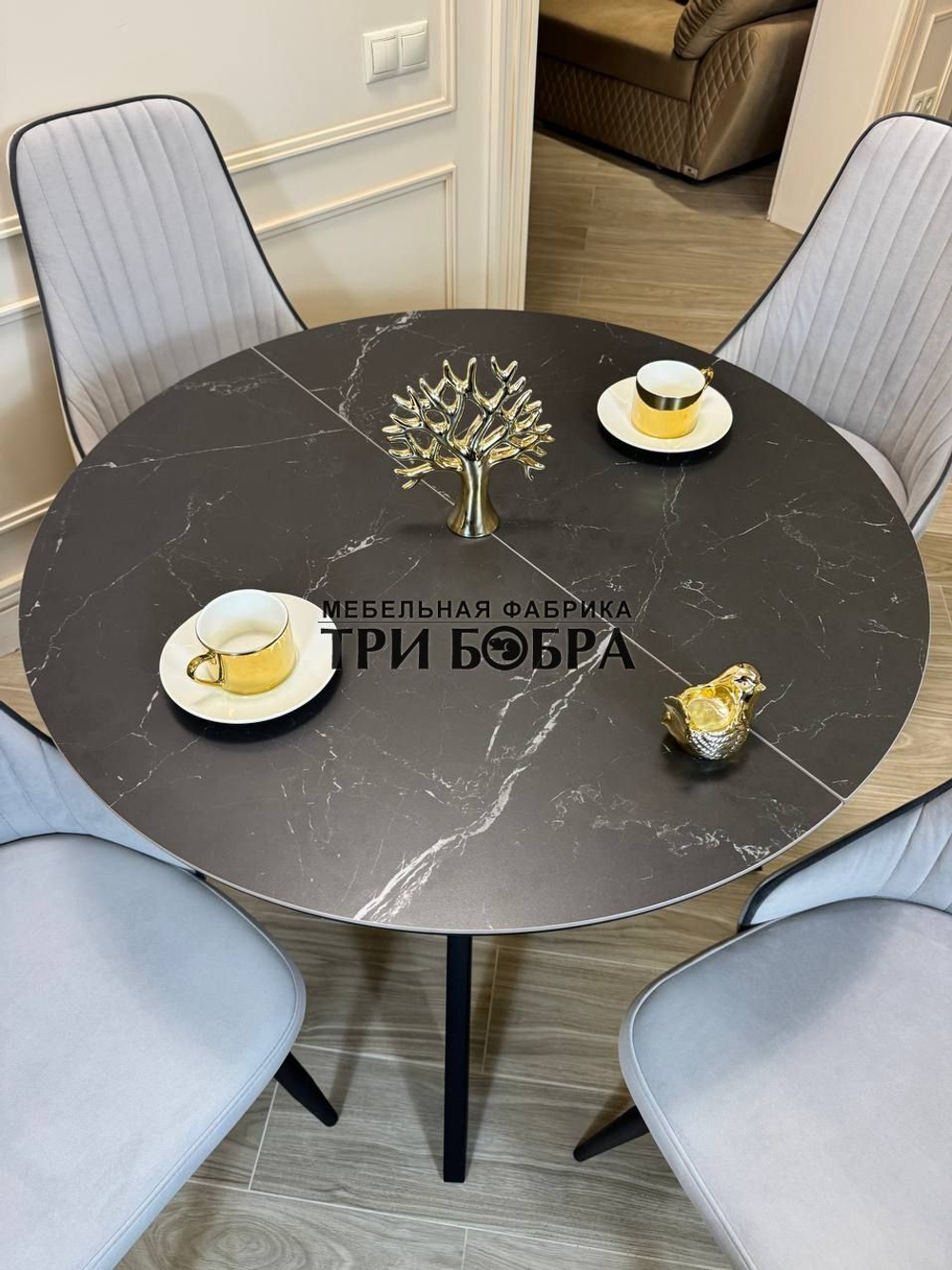 Круглый раздвижной стол "Бонжур", керамогранит, черный мрамор и стулья "Сорренто"