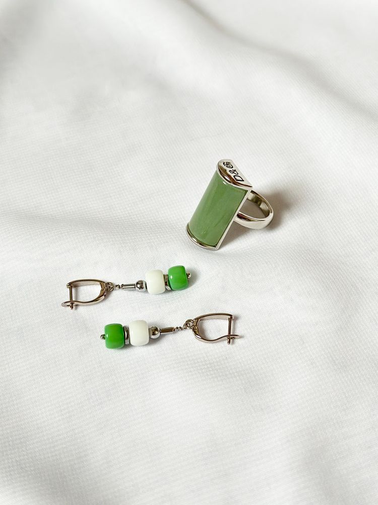 Серьги кубики из чешского стекла с кристаллами, оттенки белый и мятный, фурнитура серебро