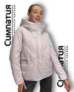 Легкая классическая куртка светло-розового цвета с высоким воротником и глубоким капюшоном