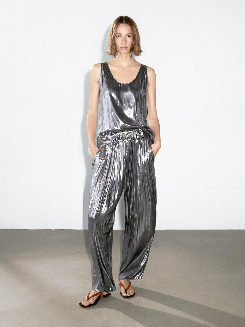 Massimo Dutti Брюки из струящейся ткани с металлическим блеском и сборками, серебряный