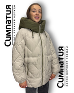 Комбинированная куртка сливочного оттенка до -20 с хаки воротником, кулиской на воротнике стойке, глубоким капюшоном