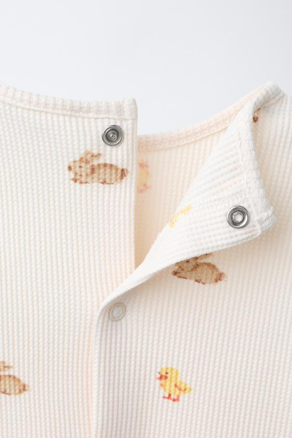 ZARA КОМПЛЕКТ ИЗ ФУТБОЛКИ И БРЮК С ПРИНТОМ ЗАЙЧИКОВ, КРЕМОВЫЙ