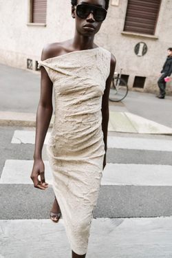 ZARA ЖАККАРДОВОЕ ПЛАТЬЕ СО СКЛАДКАМИ, РОЗОВАТО-КОРИЧНЕВЫЙ