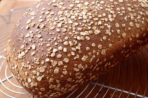 Сдобный цельнозерновой хлеб с овсянкой и медом