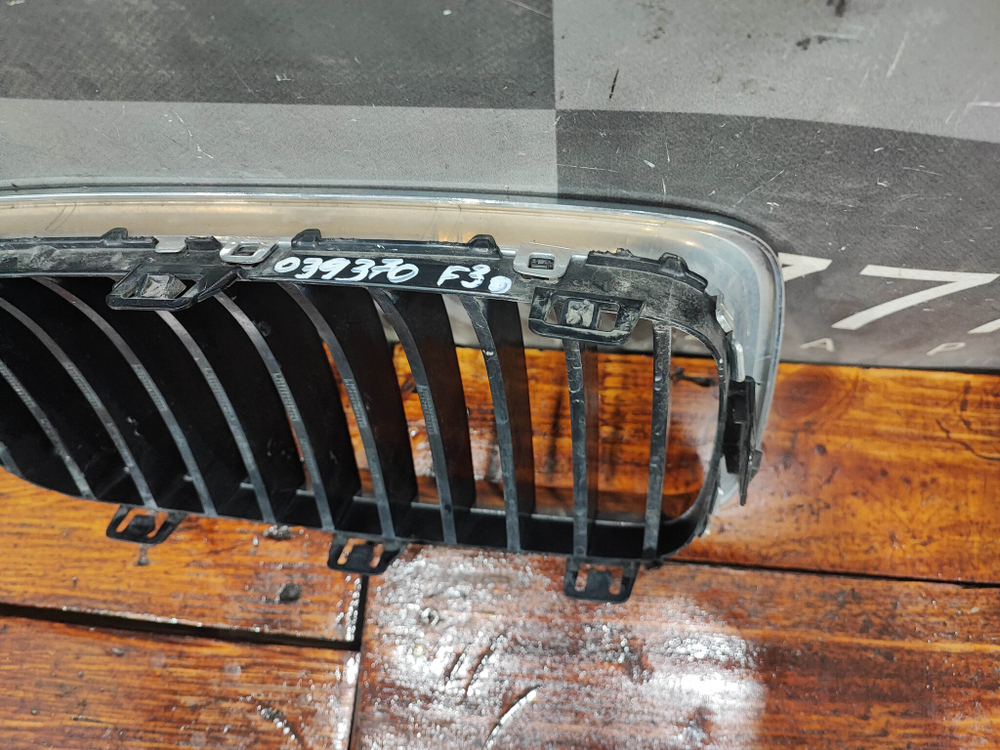 Решетка радиатора левая BMW 3-Series (F30) 11-16 Б/У Оригинал 51137405835