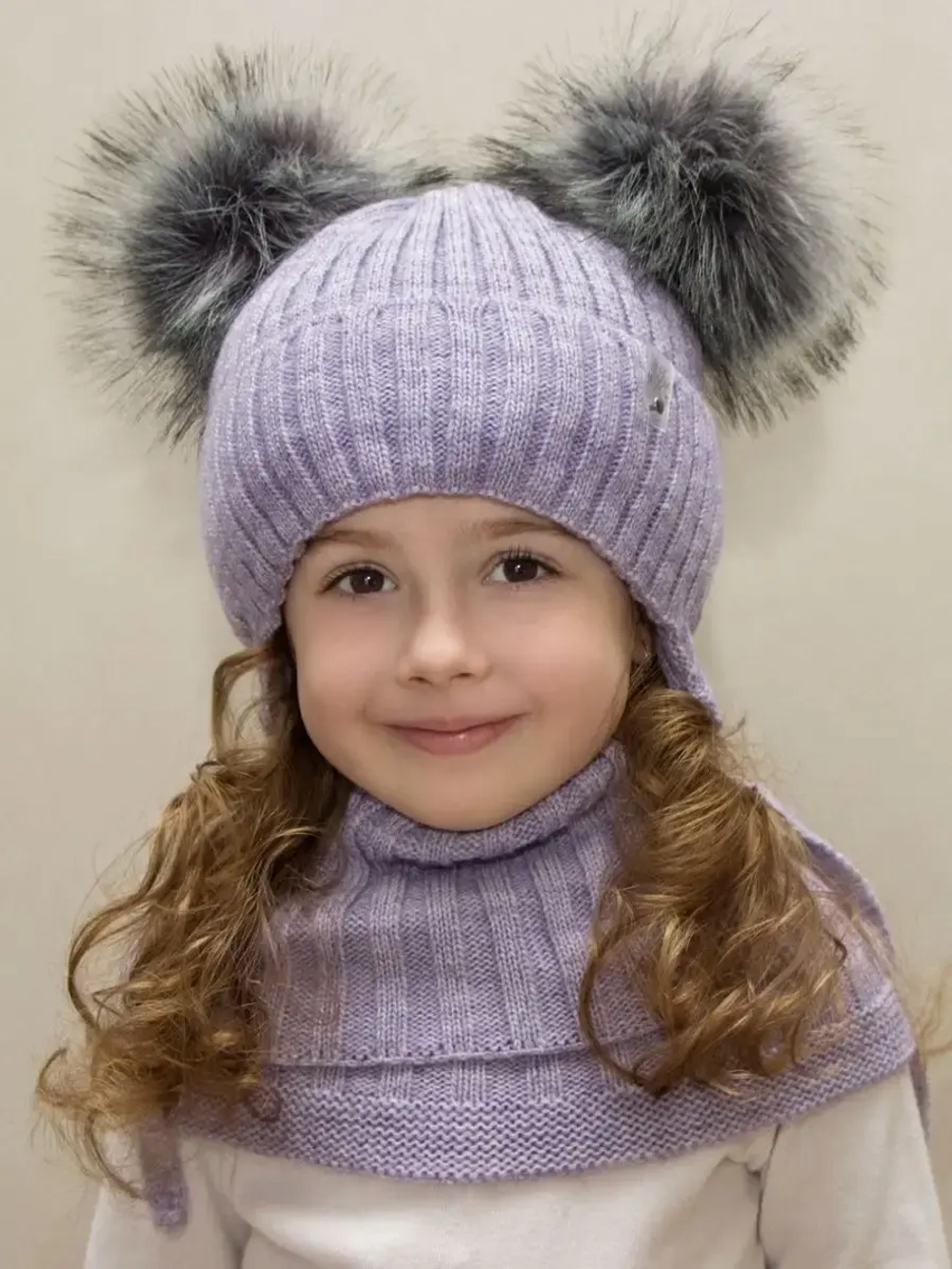 Шапка зимняя детская с помпонами и манишка