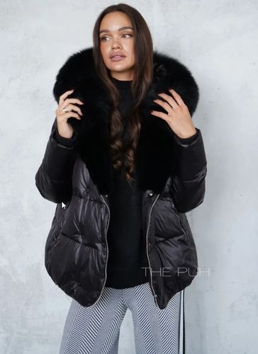 Черный пуховик с воротником из меха песца