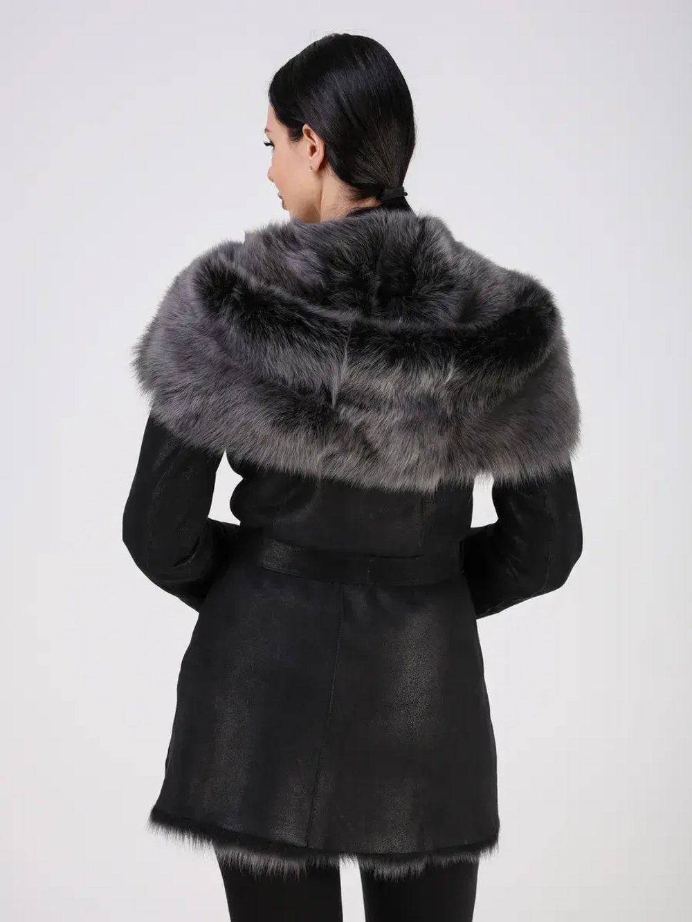 Дубленка зимняя натуральная с капюшоном короткая