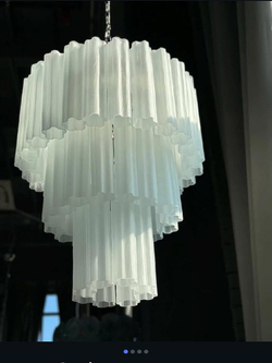 Белое матовое стекло, венецианский стиль — классика, которая создаёт мягкий, тёплый свет.