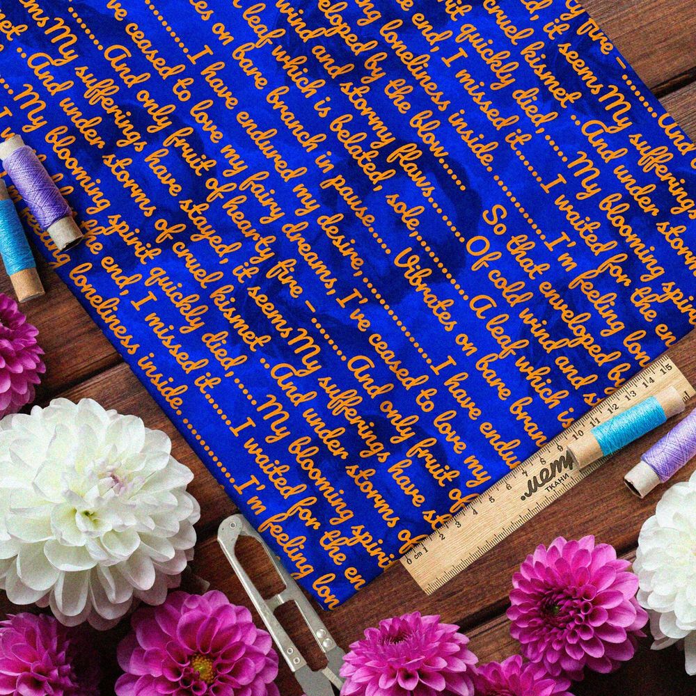 Ткань флис оранжевая английская поэзия на синем фоне