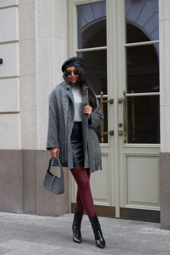 Укороченное пальто с шарфом в сером цвете