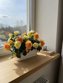 Искусственные цветы Розы желто-оранжевые в балконном ящике