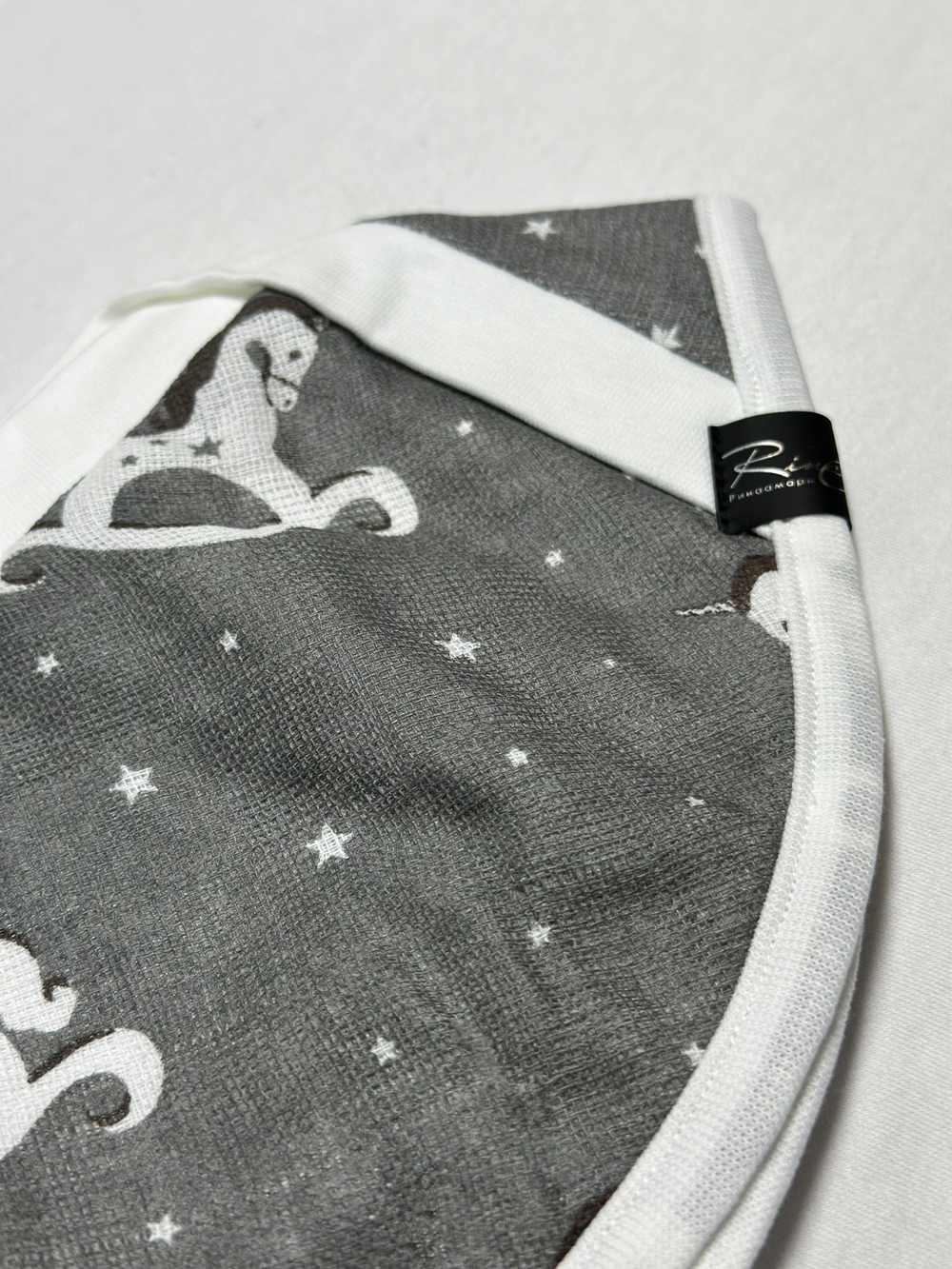 Двусторонний слюнявчик нагрудный RinaAmari Лошадки