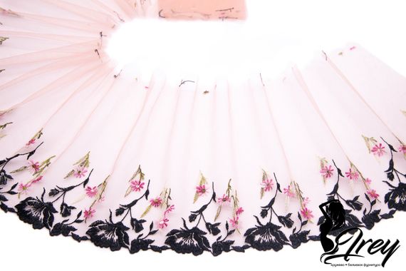 05-102 Вышивка на неэл. сетке 21 см, кофе с молоком/черный/розовый (левая)