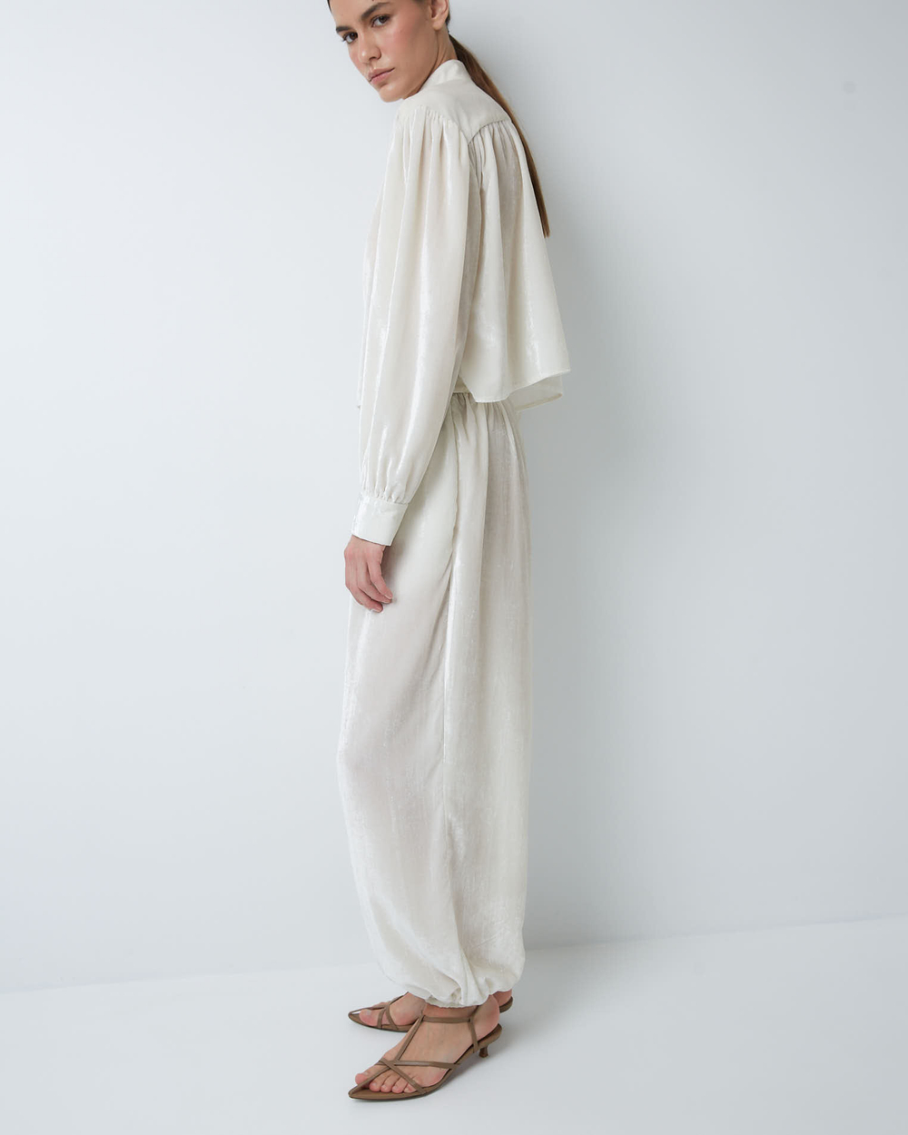 Комплект: блуза и брюки из шелкового бархата молочный