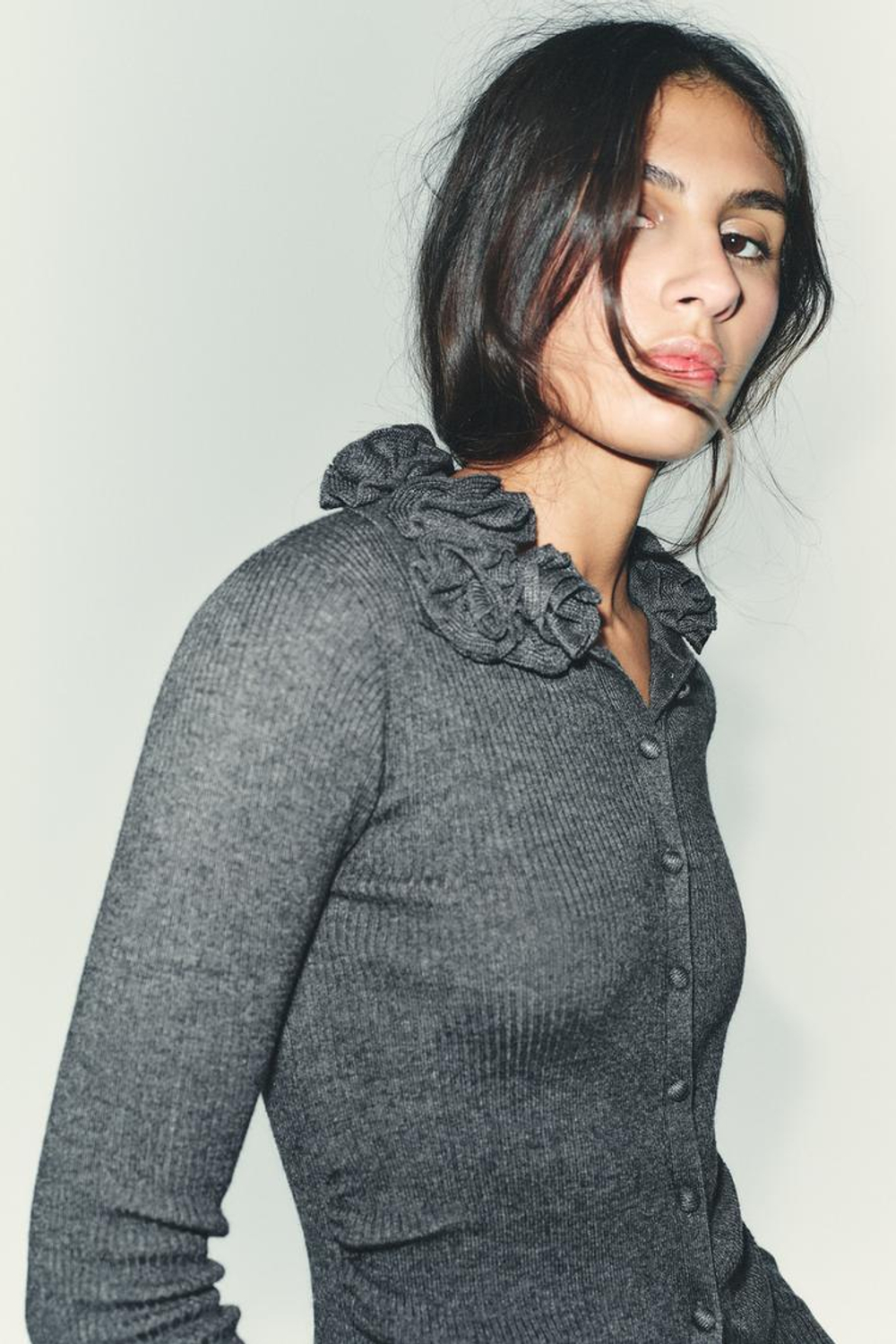 ZARA КАРДИГАН ИЗ ШЕРСТИ С ОБЪЕМНЫМИ ЦВЕТАМИ, АНТРАЦИТОВО-СЕРЫЙ