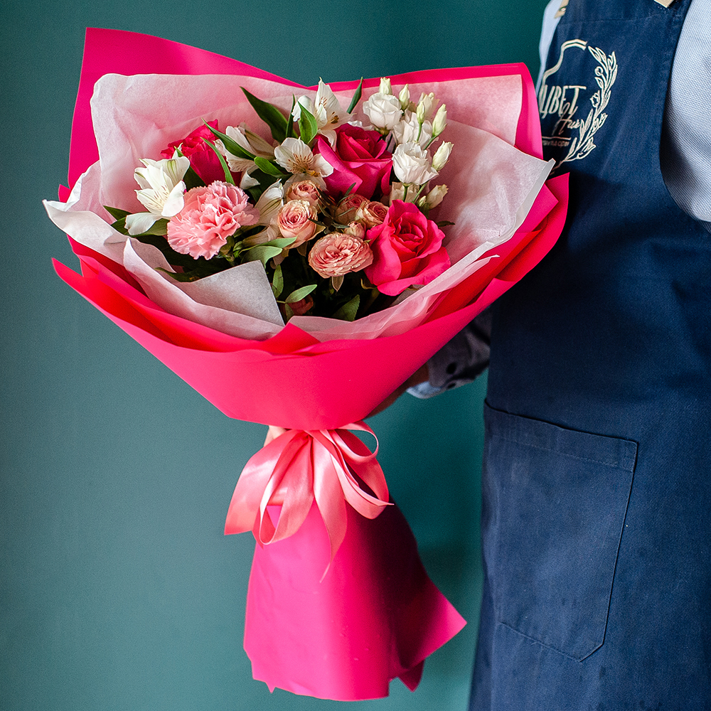Яркий букет с малиновой розой и лизиантусом