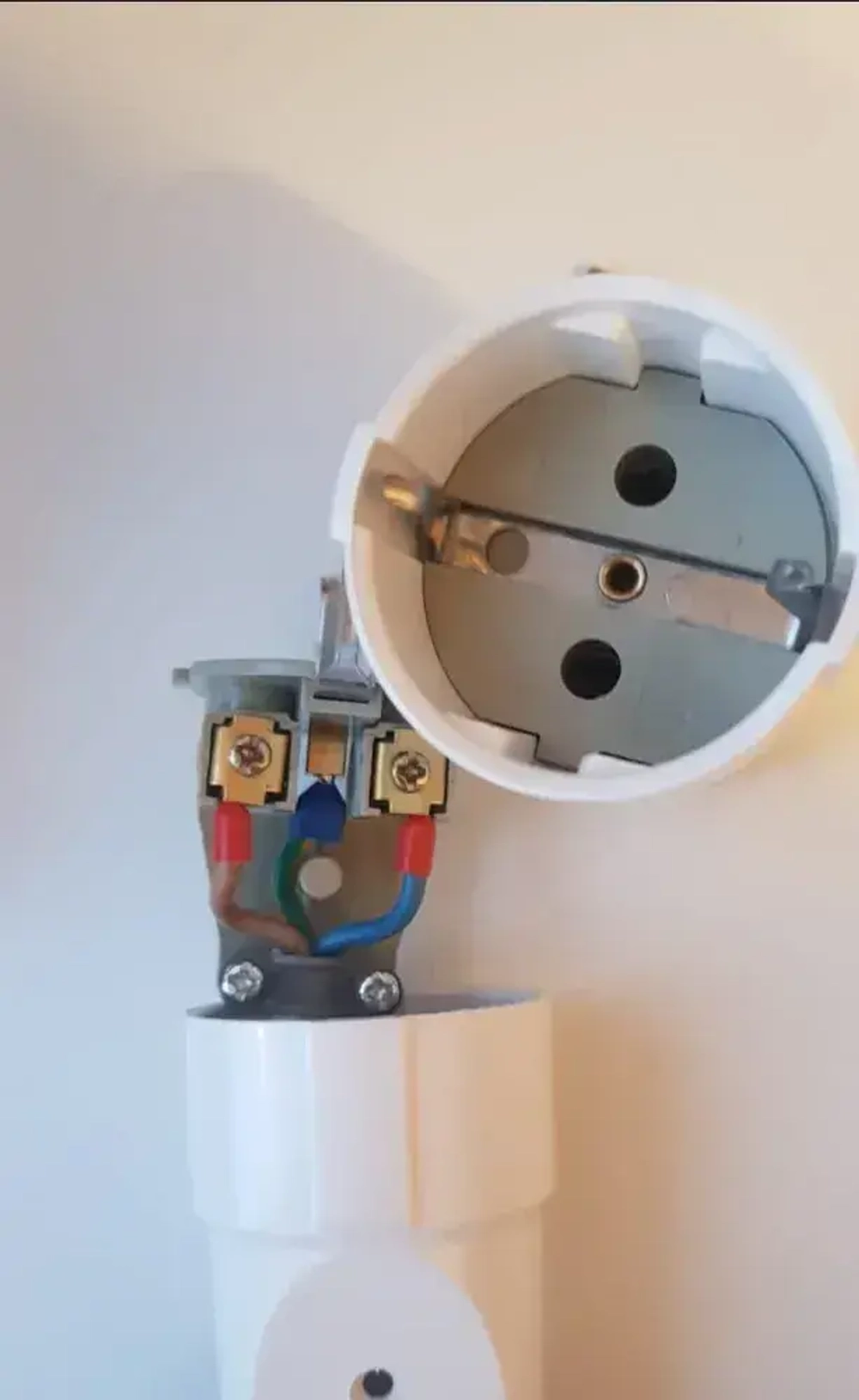 Удлинитель электрический с плоской, потайной вилкой (за шкаф) 1 розетк 1 Метр 3500 Ватт с заземлением