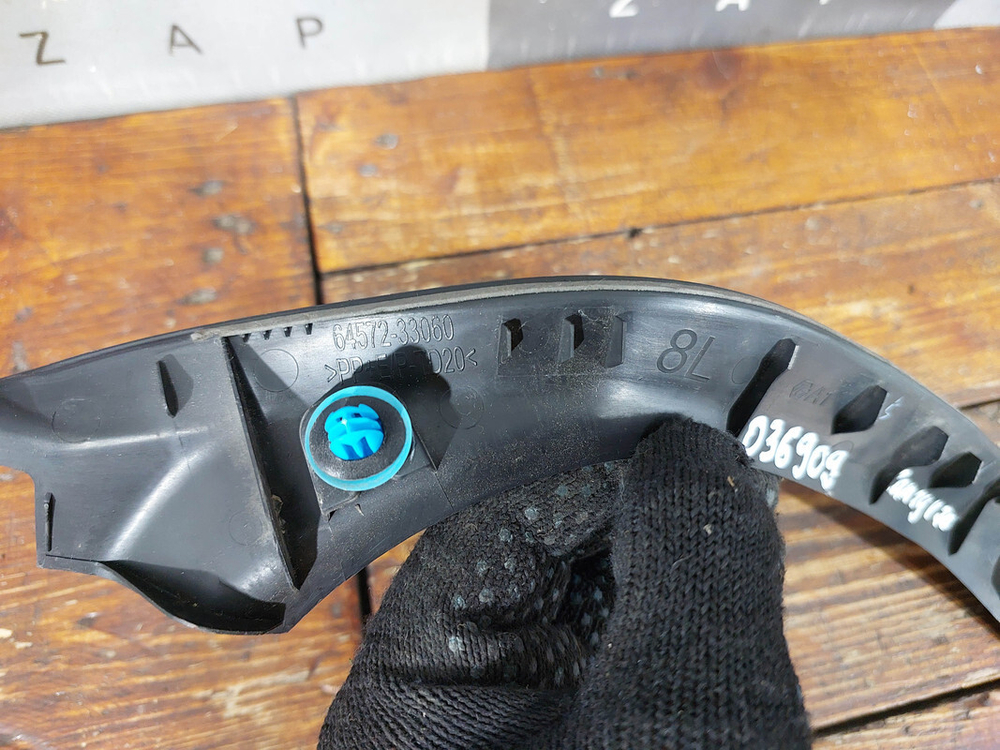 Накладка проема багажника левая (водосток) Toyota Camry (XV70) 17-нв Б/У Оригинал 6457233060