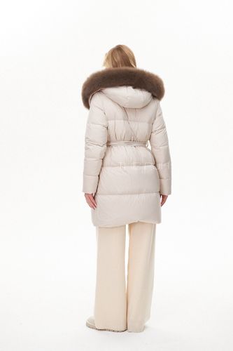 Бежевый удлиненный пуховик с контрастным воротом