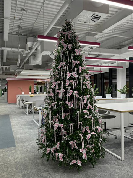 Дизайнерская ель с брендированным декором