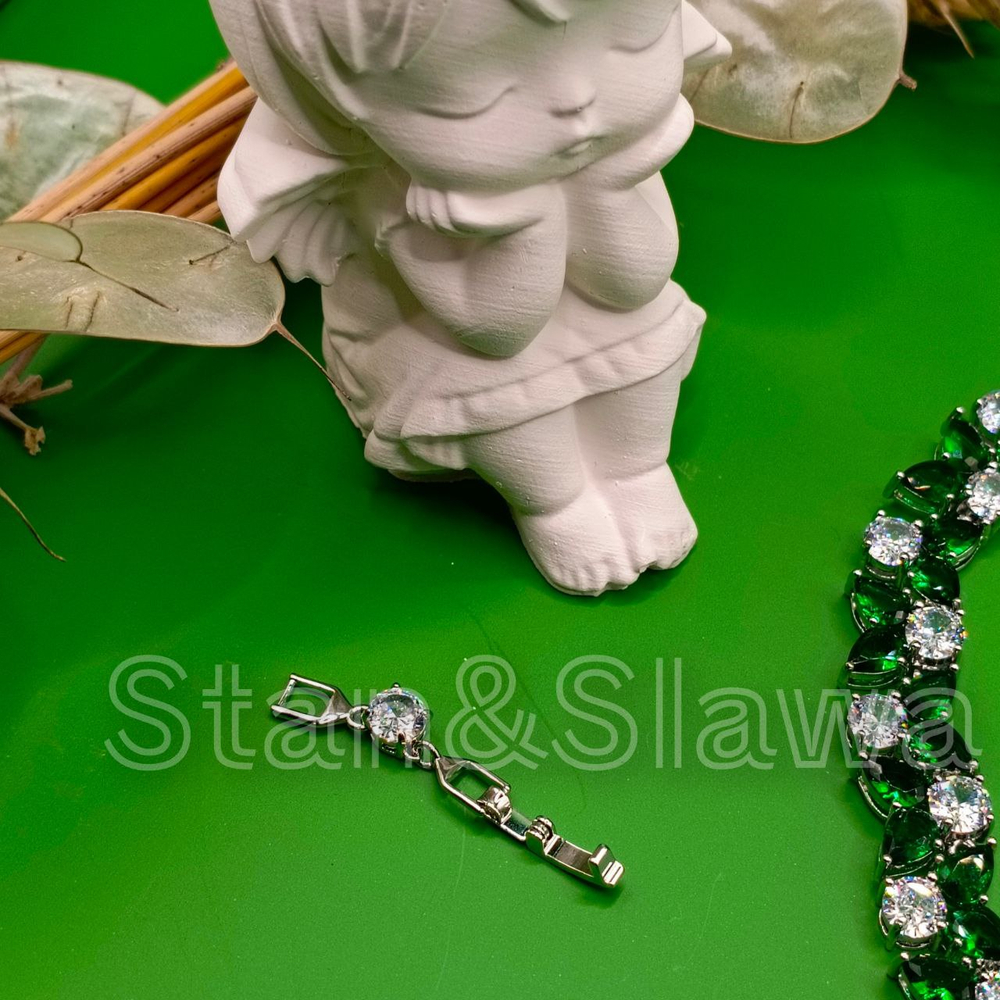 Набор украшений из кубического циркония.