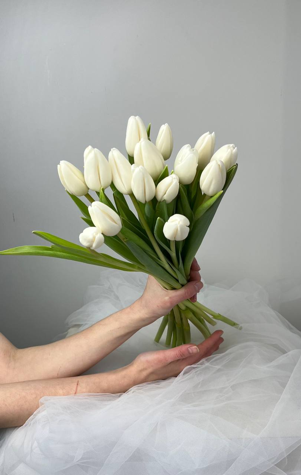 Охапка из 15 белых тюльпанов