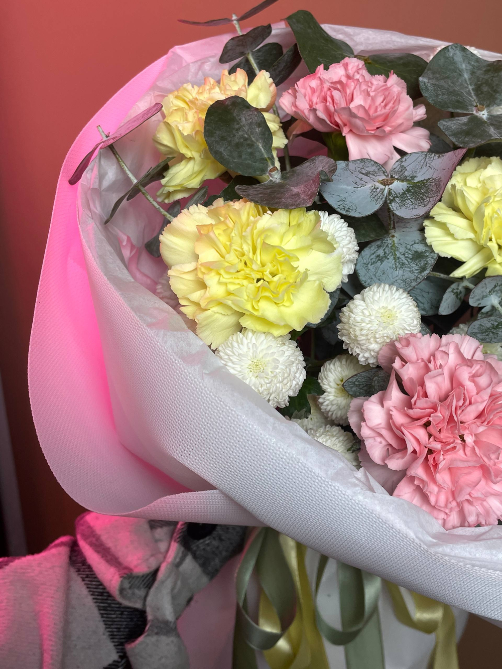 Букет "Весна" диантусы микс, дубки, эвкалипт