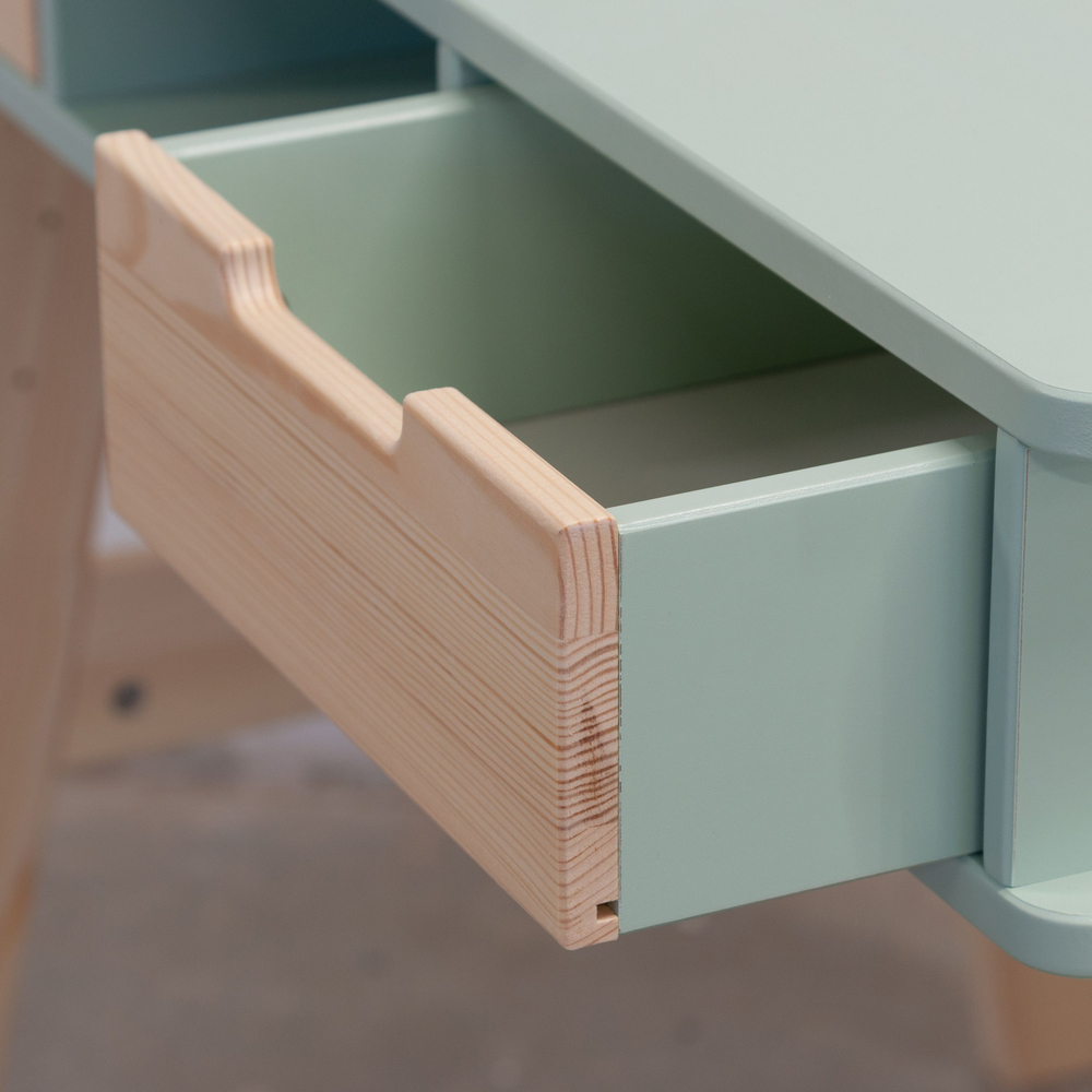 Стол письменный детский, парта 2 ящика Чек многоуровневая, с ножками из массива сосны, зеленый