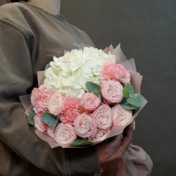Авторский букет из гортензии, пионовидных роз и диантуса ПРЕДЗАКАЗ